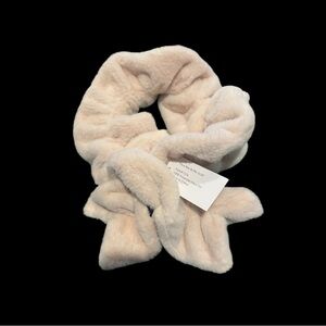 NWT Surell Women’s Ivory Faux Fur Rex Ruffle Pull Through Scarf Soft Luxurious